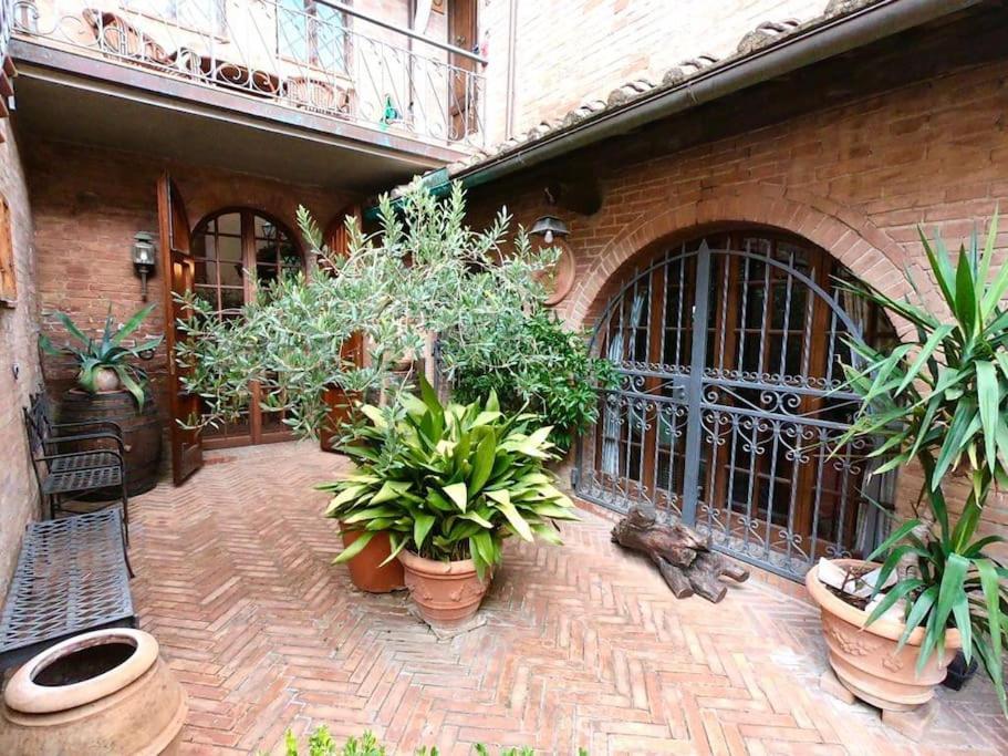 Casa Lazzaro Al Centro Di Siena Villa Bagian luar foto