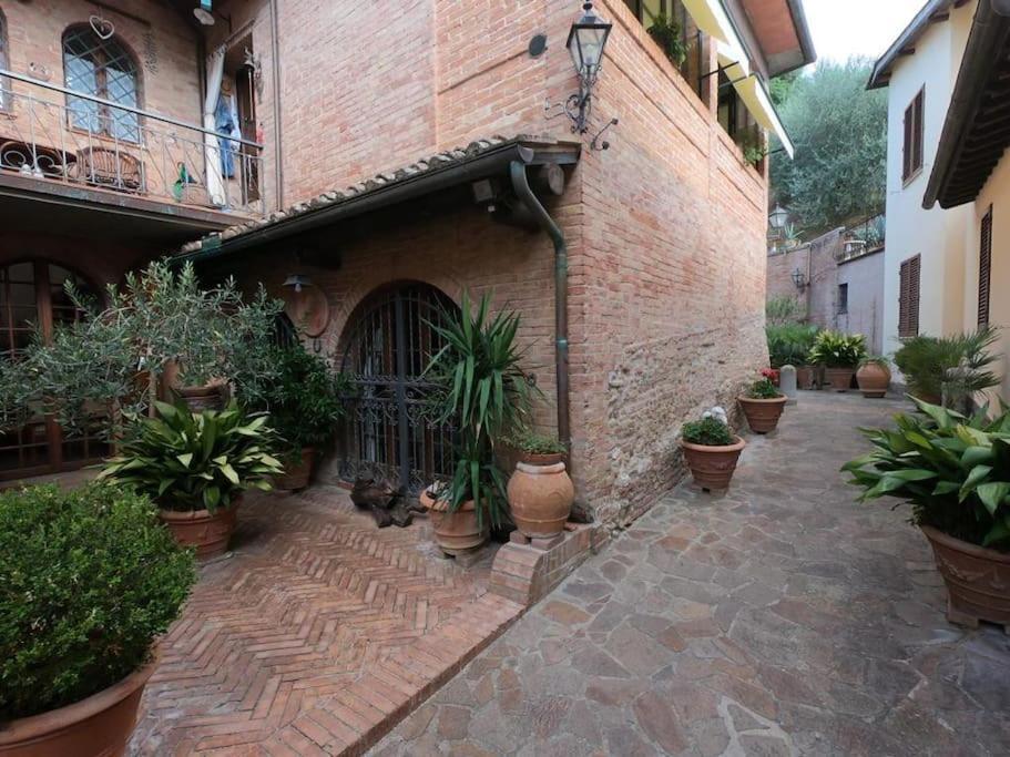 Casa Lazzaro Al Centro Di Siena Villa Bagian luar foto