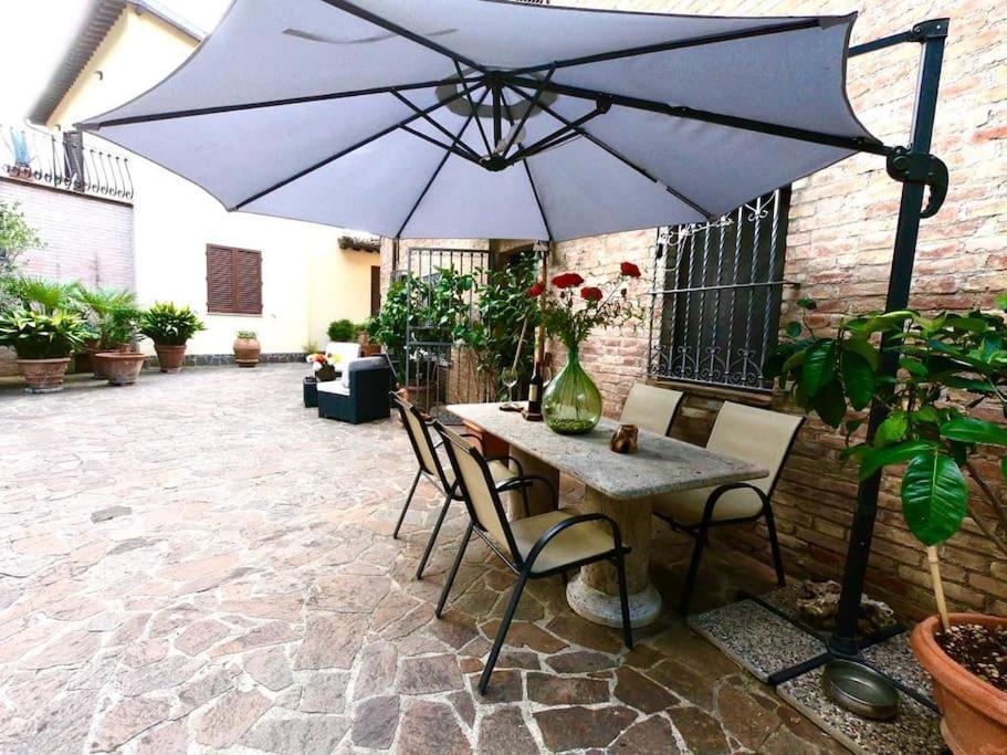 Casa Lazzaro Al Centro Di Siena Villa Bagian luar foto